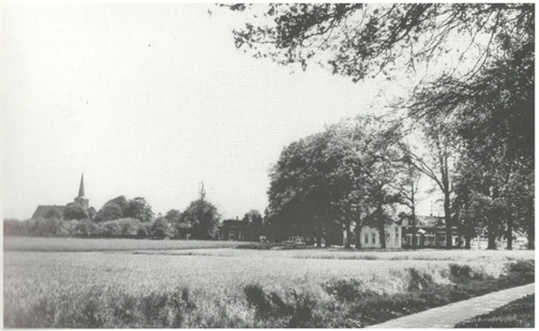 De kerk en het Wapen van Gelderland rond 1955 gezien vanaf de Rijksstraatweg (foto Oudheidkundige Kring Voorst)