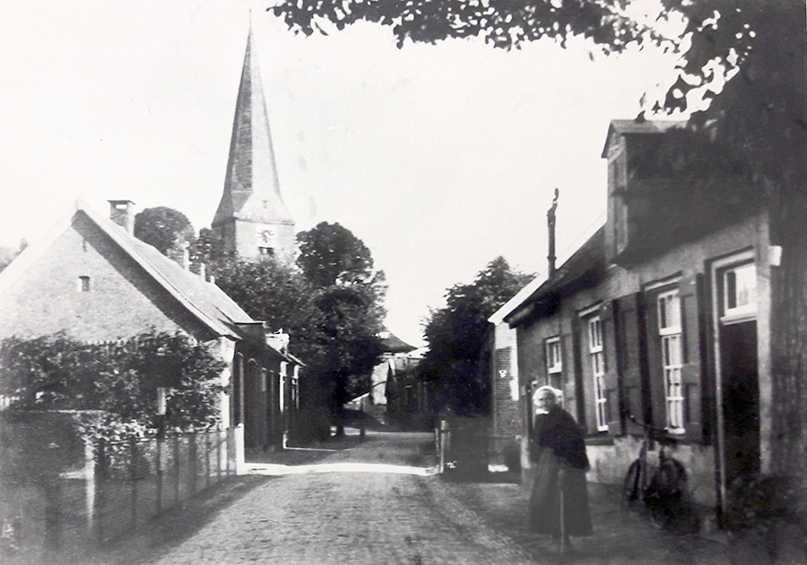 Rechts op de foto staat het door Visser afgebeelde huis (5) aan Kerkstraat. Het is nog onbekend wie er woonde.