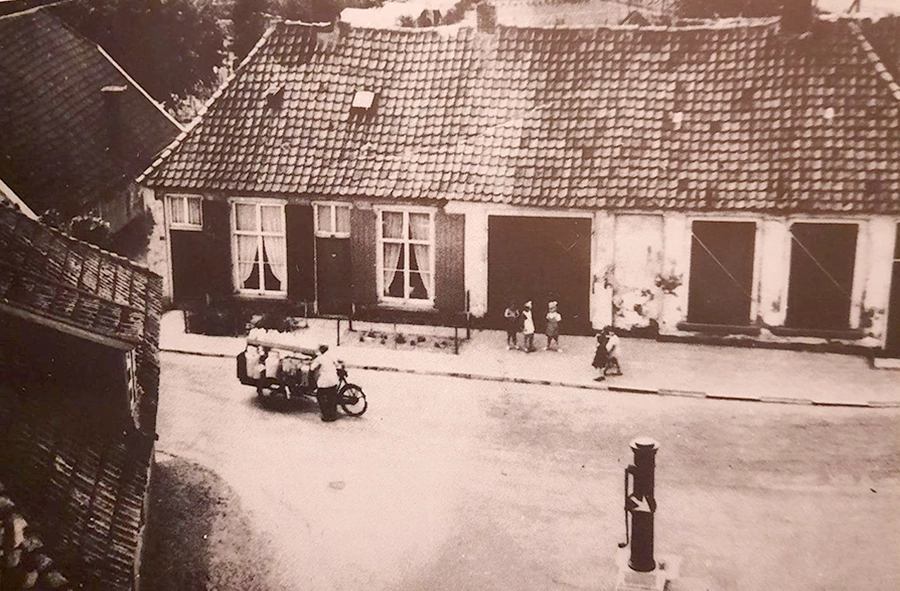 Diaconiewoningen tegenover de kerk